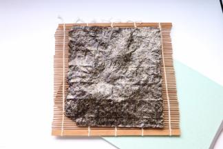 紫菜一片放在寿司帘上