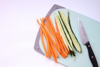 胡萝卜和黄瓜切均等长条