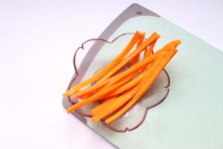 胡萝卜在开水中煮30秒至1分钟捞出沥水备用（煮的时候可以加少许油，胡萝卜颜色更漂亮）