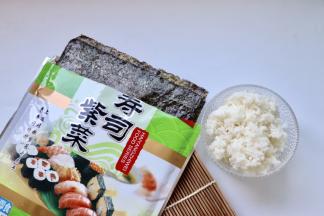 主食材准备：米饭、紫菜2张