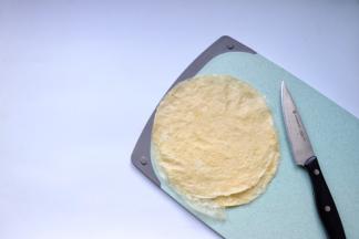 鸡蛋打散加0.5g盐搅和均匀，摊成两张蛋皮