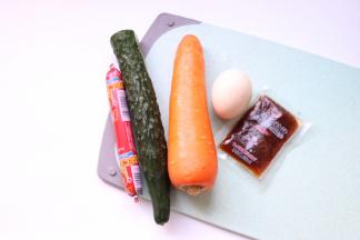 根据家人口味选择食材辅料：黄瓜、胡萝卜、鸡蛋、火腿肠，日式沙拉汁