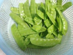 把荷兰豆撕去两边的老筋，洗净