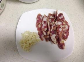 锅里加入清水，待水开后，放入荷兰豆焯水1分钟左右。