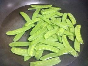 把荷兰豆过下冷水，然后沥干水后，备用