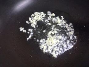 锅里倒适量油,把蒜加入炒香