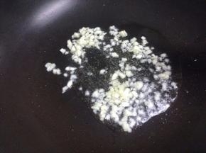 锅里倒适量油,把蒜加入炒香