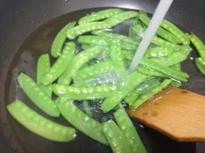 把腊肠切片~大蒜切碎备用