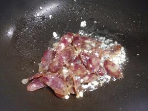 蒜炒出香味后加入切好和香肠翻炒