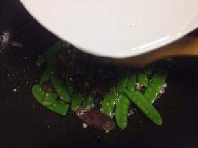 翻炒片刻后加入少许水煮一会小