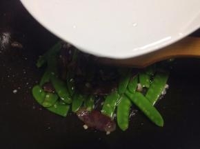 翻炒片刻后加入少许水煮一会小