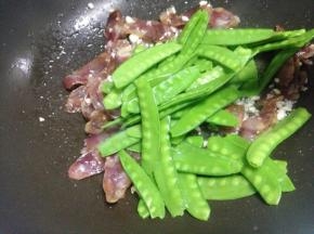 然后加入荷兰豆炒