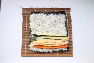 依次放上黄瓜条、胡萝卜、蛋卷皮