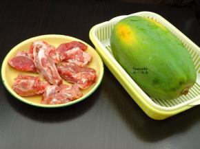 准备食材：木瓜、猪骨头、红枣等；