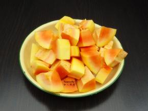 木瓜去皮，去籽、洗净、切块；