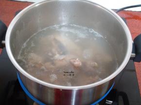 清水煮沸，放入洗净的骨头，汆汤去血腥；