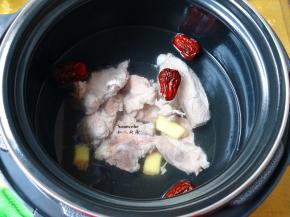 锅中加适量的清水，大火煮沸，之后改为小火煲20分钟；