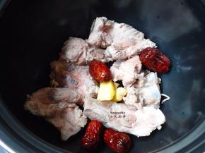 把汆汤好骨头、红枣、生姜片、浓汤宝放入锅中；