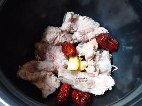 把汆汤好骨头、红枣、生姜片、浓汤宝放入锅中；