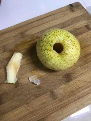 砀山梨清洗干净去核，不需要去皮，准备好两梨冰糖，四个梨子以内均只需加2粒冰糖，不可多加