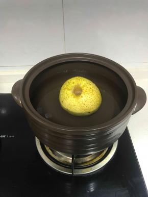 一次性加足够多的水，因为要熬很久很久，中间不可添加水，冰糖一起放入