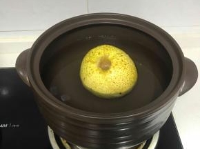 一次性加足够多的水，因为要熬很久很久，中间不可添加水，冰糖一起放入