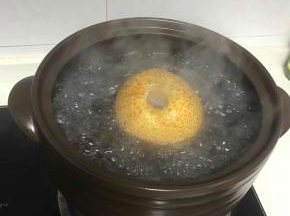 盖上盖子大火烧开，我是为了拍照才把盖子掀起来的，大火烧开后转小火慢慢炖，我一般都是晚上炖两个小时，早上起来再炖三四个小时，具体时间根据汤的浓度