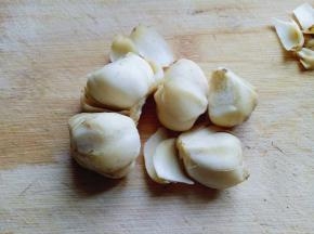 首先处理百合，将百合根切掉，外面一层剥掉。