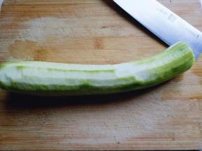 丝瓜去皮，洗干净。