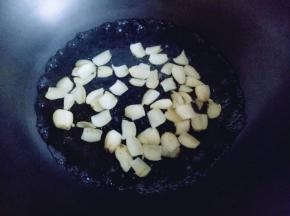 百合焯水，水烧开后倒入百合，1分钟即可，捞出用冷水冲洗，淋干水份。