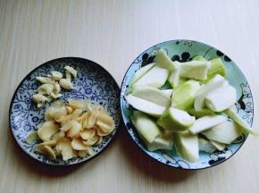 准备完成，蒜去皮切碎。