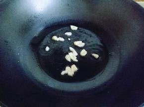 起油锅，加入切好的蒜炒香。