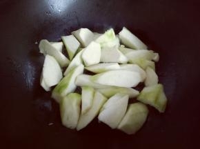 加入切好的丝瓜，翻炒。