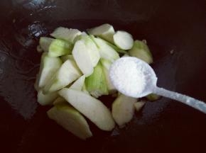 加入盐，依个人口味放盐的量，翻炒均匀。