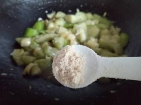 加入鸡粉，翻炒均匀。