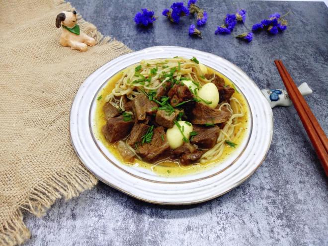 咖喱牛肉炖金针菇鹌鹑蛋