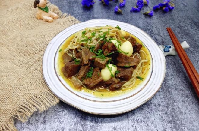 咖喱牛肉炖金针菇鹌鹑蛋