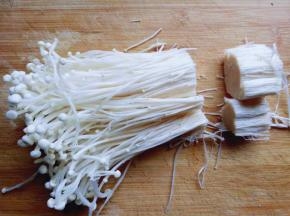 金针菇切去根。