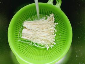 用冷水冲洗干净。