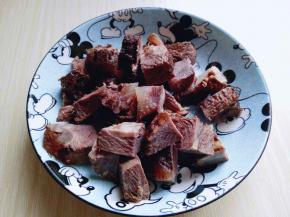 将熟牛肉切块。大小根据个人喜欢。