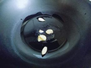 起油锅，加入姜蒜炒香。