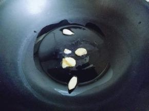 起油锅，加入姜蒜炒香。