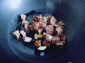 再加入切好的牛肉煸炒。