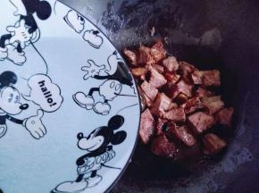 加入清水没过牛肉为佳。