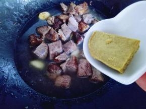 加入咖喱块，大火烧开。转中火10分钟。