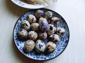 鹌鹑蛋煮熟，去皮备用。