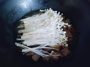 加入洗干净的金针菇，再炖5分钟。