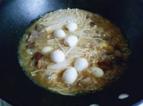 再加入剥皮的鹌鹑蛋。
