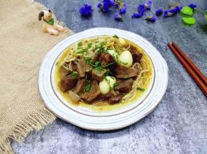 装盘，撒上切好的葱花。