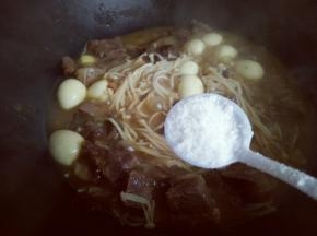 再加入盐，翻炒均匀即可出锅。